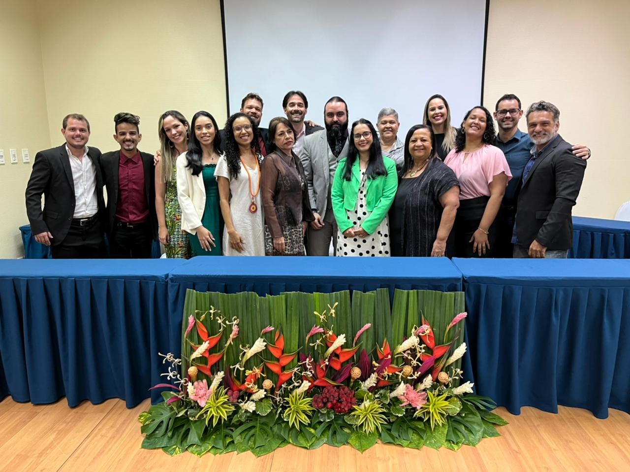 Profissionais reunidos em uma conversa de trabalho